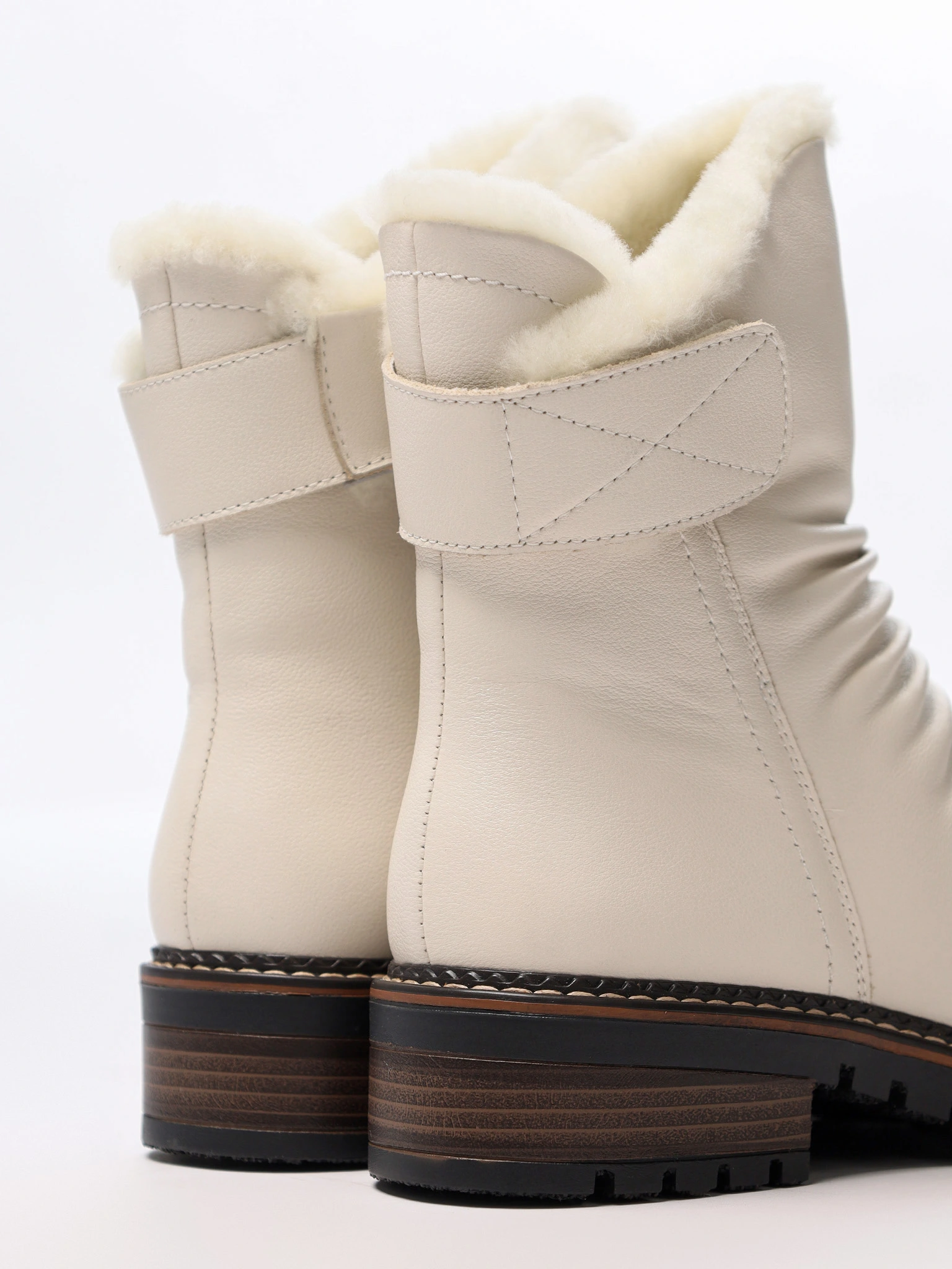 Ботинки молочного цвета на среднем каблуке